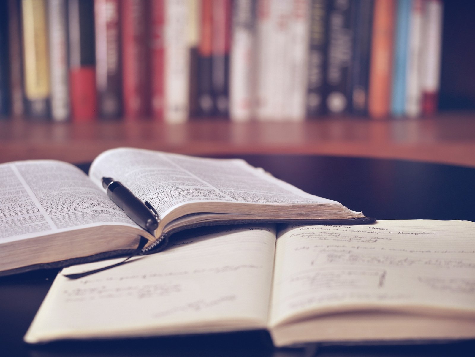 ODAK eğitim programlarının akademik çalışma yönünü temsil eden açık kitap