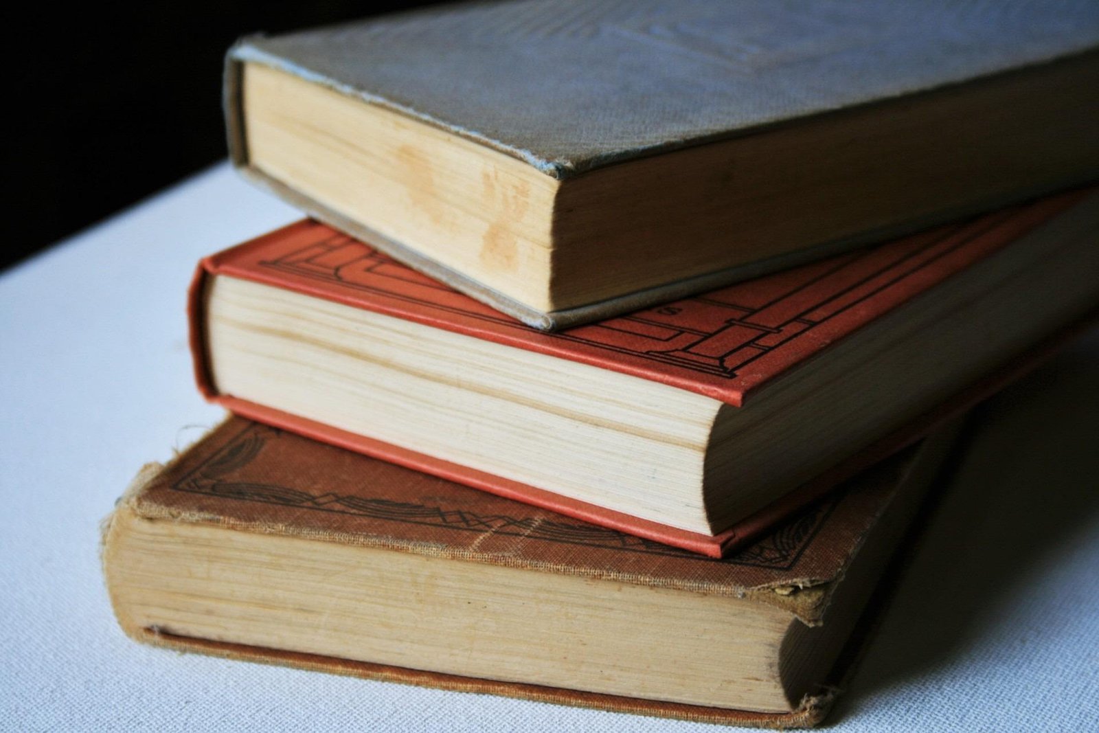 Akademik eğitim ve kaynak çalışmasını temsil eden kitaplar